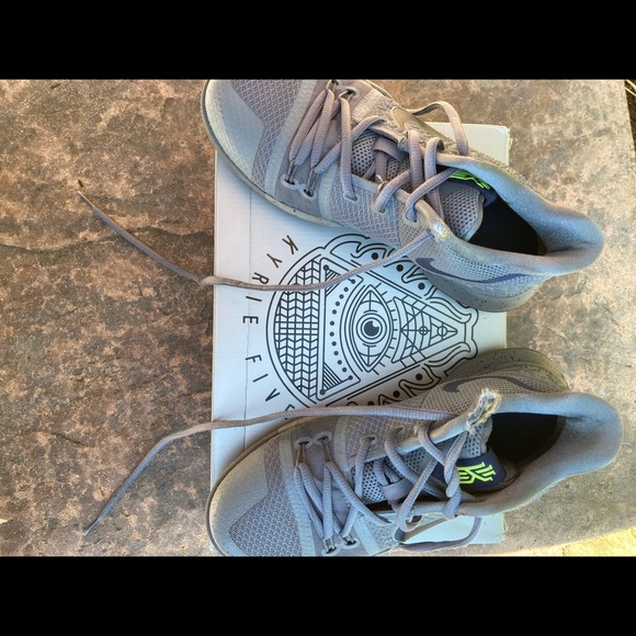 Kyrie 5 - Picture 1 of 3